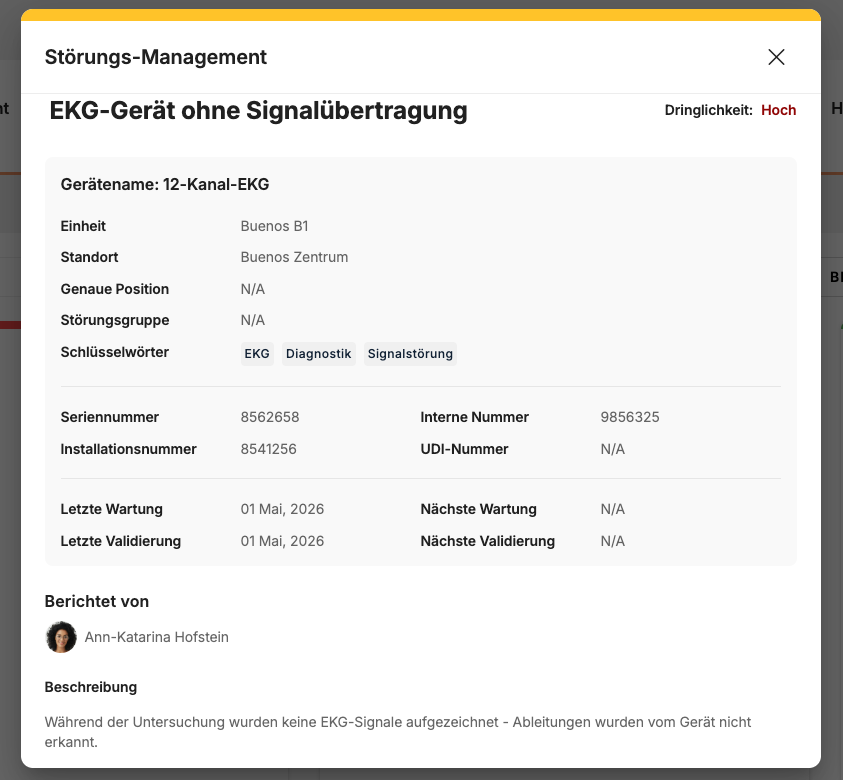 Störungs-Management in RiQS – Detailansicht einer EKG-Gerätestörung mit Gerätedaten, Wartungshistorie und Beschreibung.